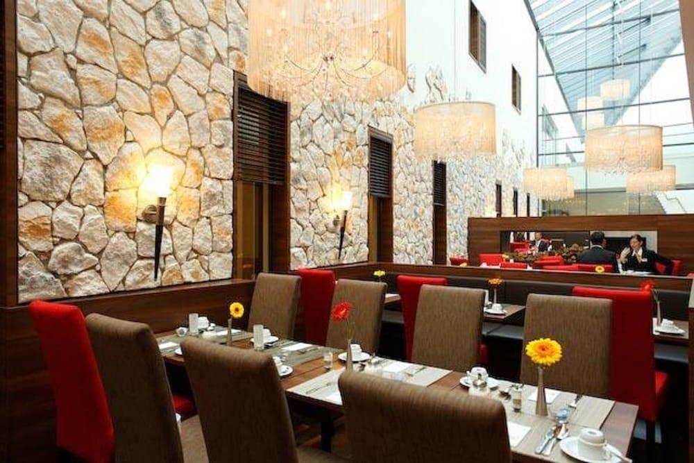 H4 Hotel 4*