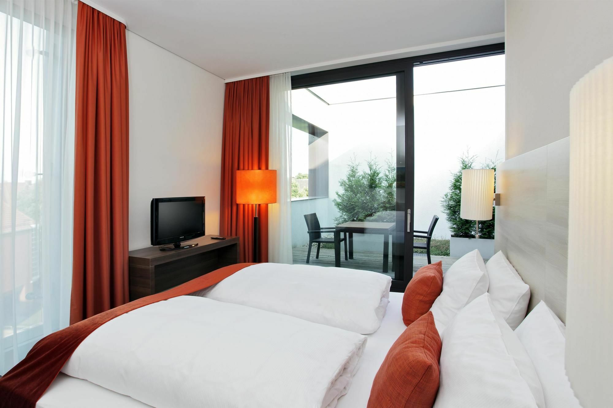 H4 Hotel 4*